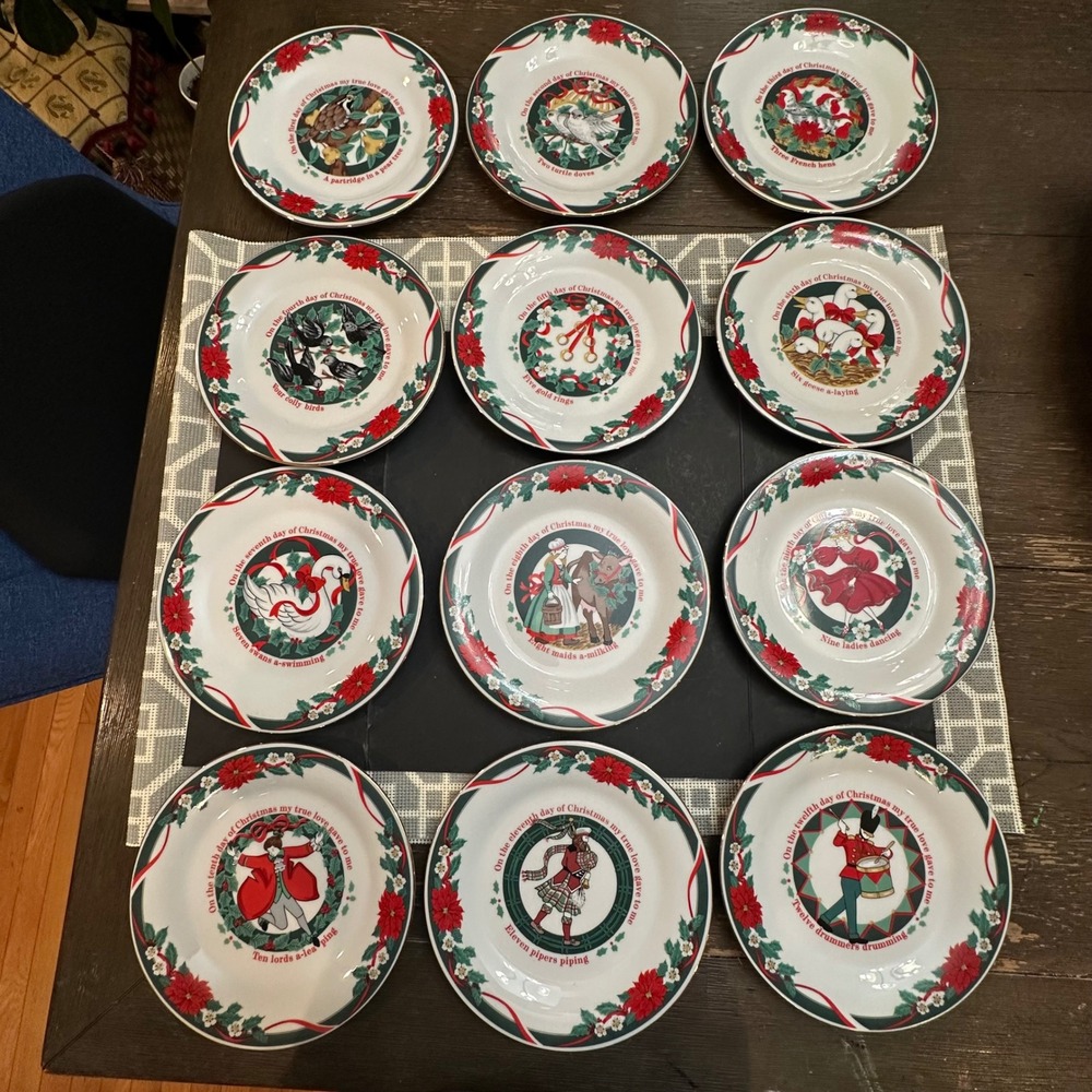 Tienshan "Deck‎ the Halls" 12 Days of Christmas 12 Piece salad plates Vintage